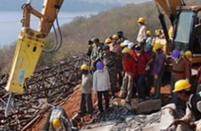 Най-малко 40 души загинаха при срутване на мост в Индия
