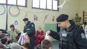 Полицаи празнуваха Коледа с децата от дома в с Брестовица