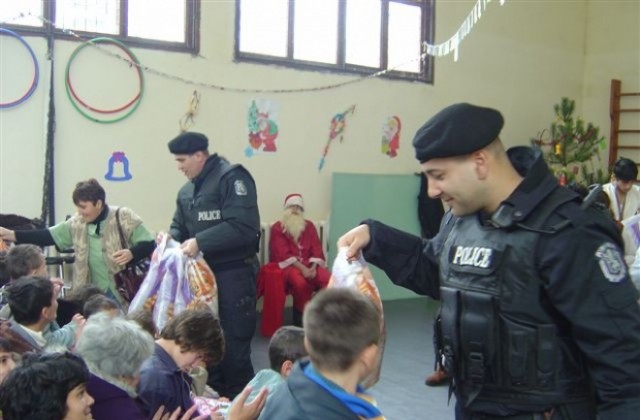 Полицаи празнуваха Коледа с децата от дома в с. Брестовица
