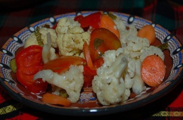 Откраднаха ракия и туршия