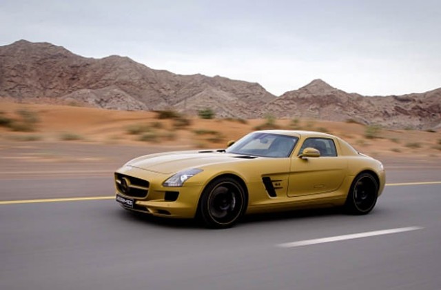 Mercedes създаде златен SLS AMG