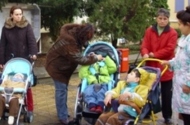 Родители на деца с увреждания излязоха на протест