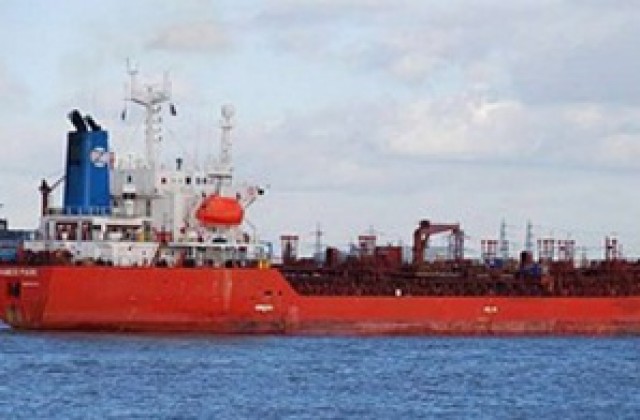 Антипиратската мисия на ЕС: Спасяването на отвлечения танкер ще е трудно