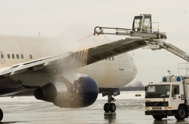 Самолет на Уиз еър излезе от пистата на киевското летище
