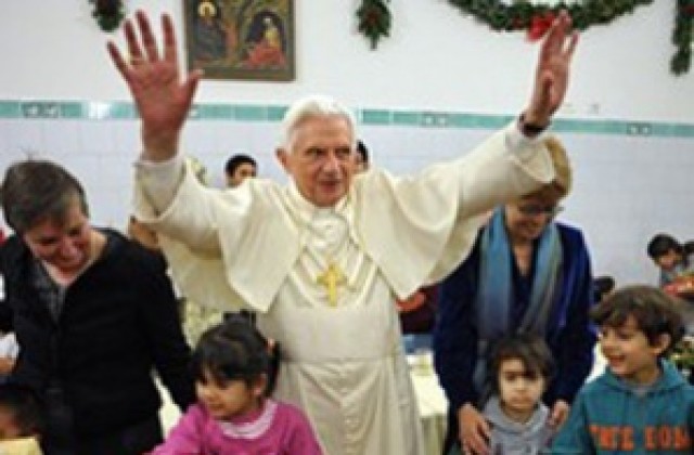 Папа Бенедикт: Жената не е нито робиня, нито господарка на мъжа