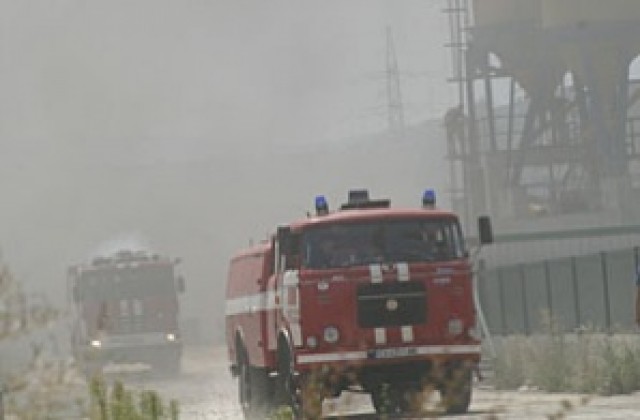 Пожар бушува в тревни площи край София