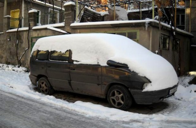 Заснежени и заледени са пътищата в Шуменско