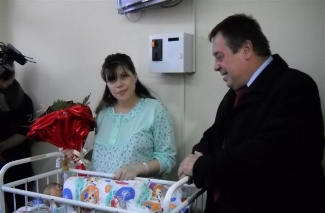 Подаръци от кмета получи първото шуменско бебе за 2010 година
