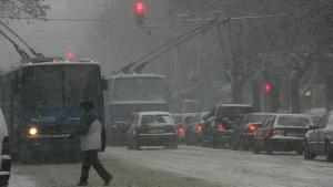 Силен сняг затрудни движението в София