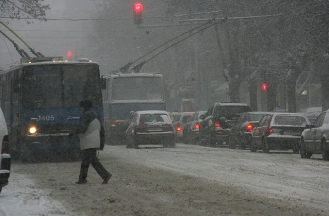 Силен сняг затрудни движението в София
