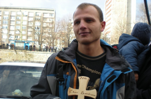 26-годишният Петко Георгиев извади кръста в Габрово