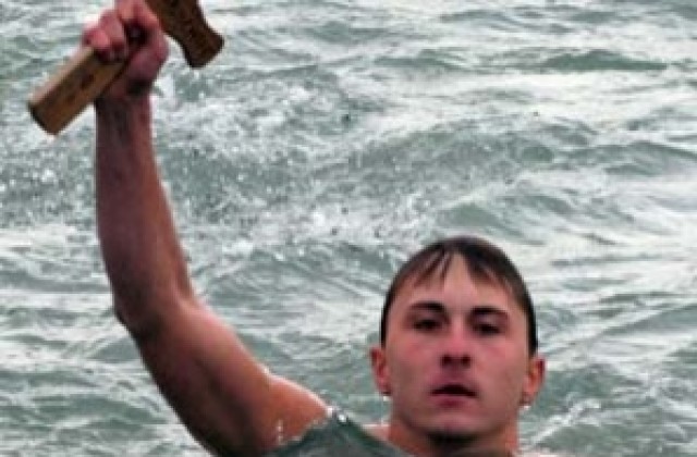 18-годишен извади за втора поредна година богоявленския кръст