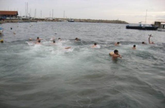 16 царевци скочиха в морето на Йордановден
