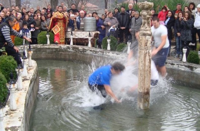Тодор Петров извади кръста от езерото в Кресна