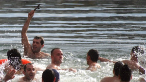 33годишният Николай извади кръста от водите на езерото в Дружба