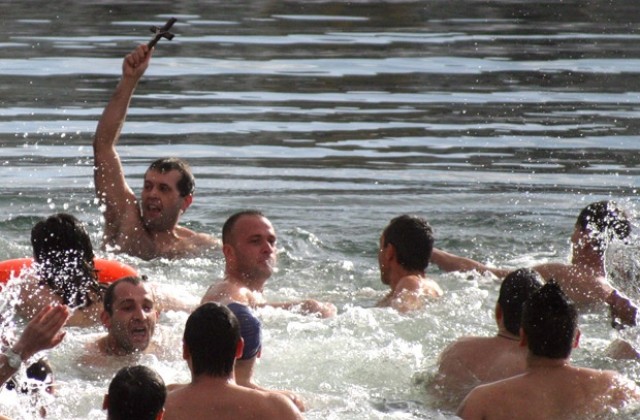 33-годишният Николай извади кръста от водите на езерото в Дружба