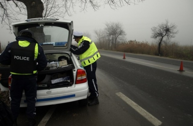 Полицаи с бронирани жилетки дебнат изходите на Пловдив