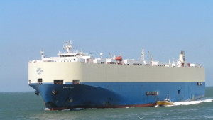 Двата похитени кораба близо един до друг на сомалийския бряг