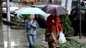 Пороен дъжд затрудни движението в Шумен две коли закъсаха