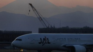 Japan Airlines може да съкрати 15 600 служители за три
