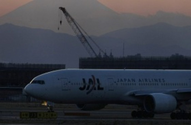 Japan Airlines може да съкрати 15 600 служители за три години