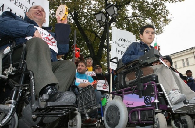 Държавата дава милиони, а интегрирани хора с увреждания няма