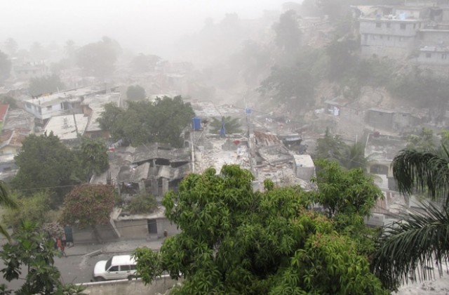 ОПУСТОШИТЕЛНО ЗЕМЕТРЕСЕНИЕ УДАРИ ХАИТИ, ЖЕРТВИТЕ СА ХИЛЯДИ