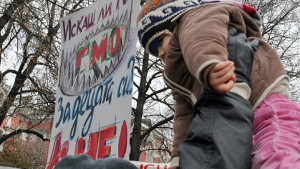 Десетки протестират срещу законовите промени за ГМО