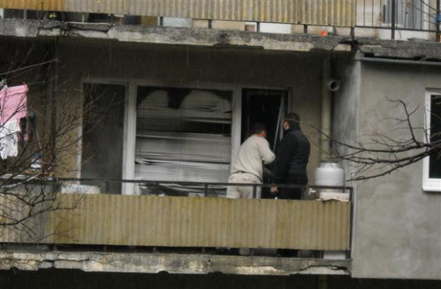 Горя апартамент в Шумен, обгазено е двумесечно бебе