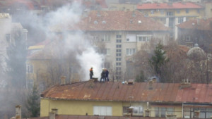 Гасиха пожар в комин на блок в центъра на Добрич