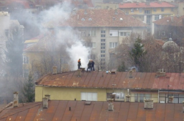 Гасиха пожар в комин на блок в центъра на Добрич