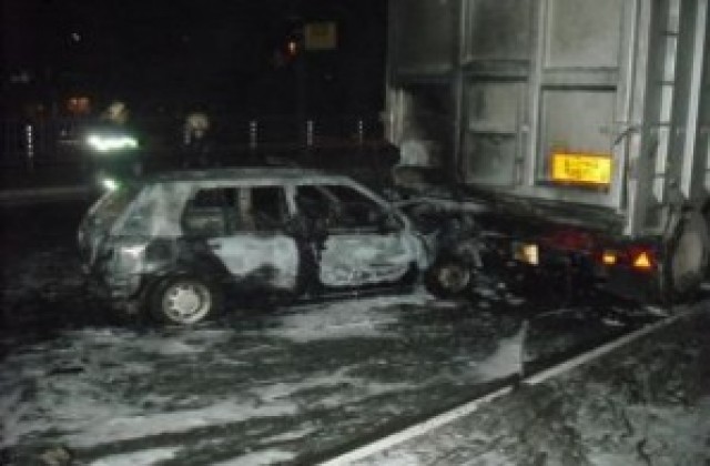 Кола изгоря след катастрофа, водачът в болницата