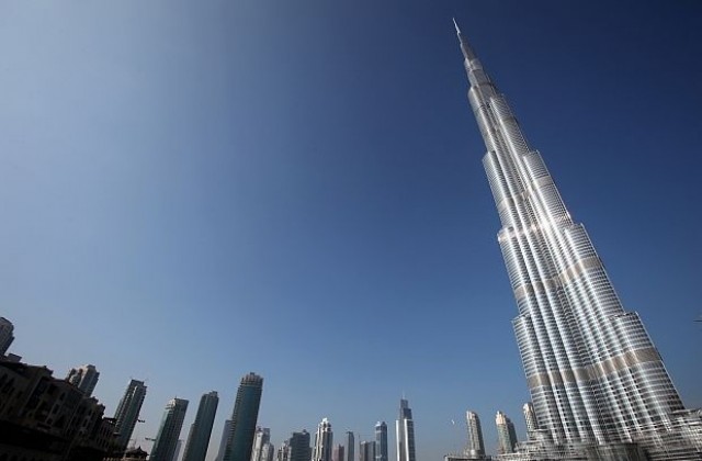 Френският Спайдърмен изкачва най-високата сграда в света