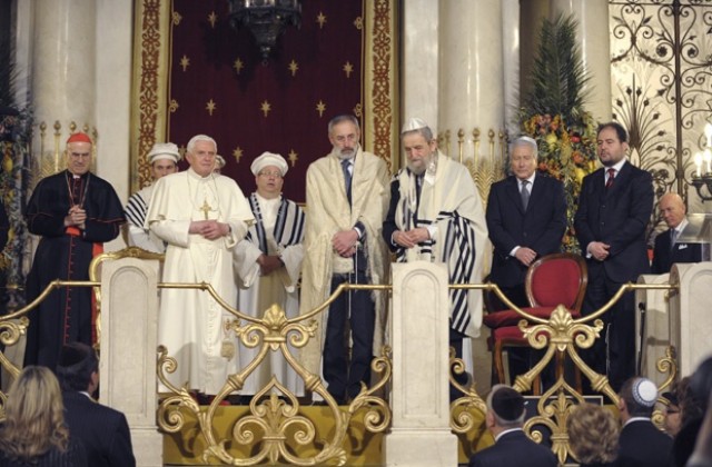 Папата посети за пръв път синагогата на Рим