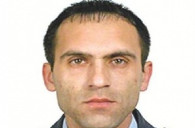 Полицаи, изнасилили непълнолетна, искат да ги върнат на работа