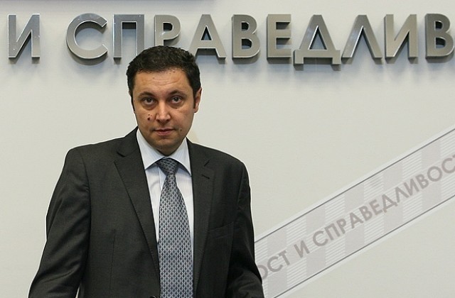Яне Янев: Погнахме корупцията и ни спряха