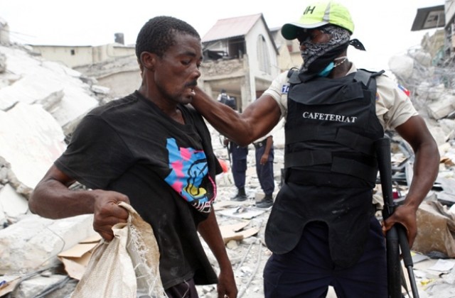 Жена бе извадена жива от руините седмица след земетресението в Хаити