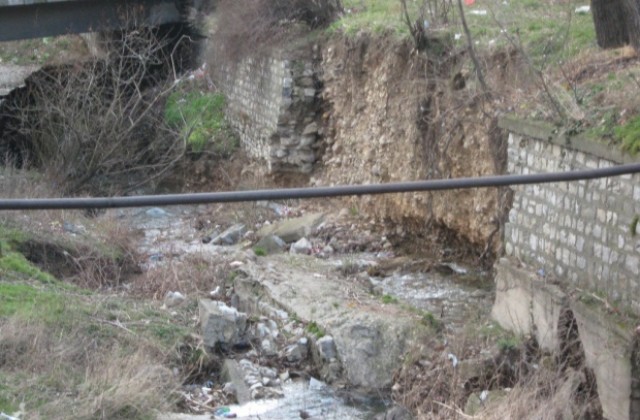 Чистят река Новоселска в Сливен