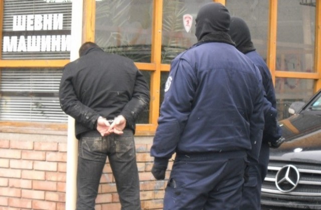 Задържаха седем автокрадци