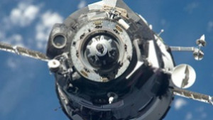 Астронавт изпрати първото съобщение в Туитър от космоса