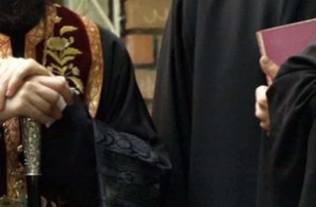 Игуменът на Троянския манастир заплаши свидетелите преди заседанието на КЗД