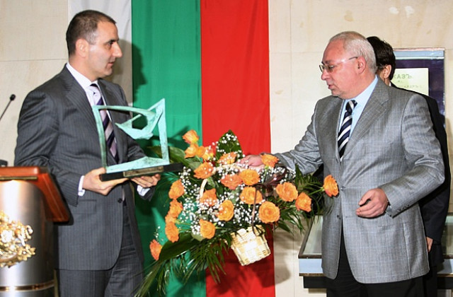 Радосвет Радев връчи наградата „Политик на годината” на министър Цветанов