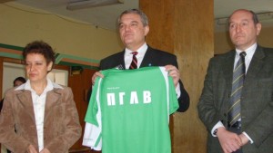 Румен Петков връчи спортни екипи на училищен тим