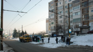 Затворници почистиха бургаските улици от снега