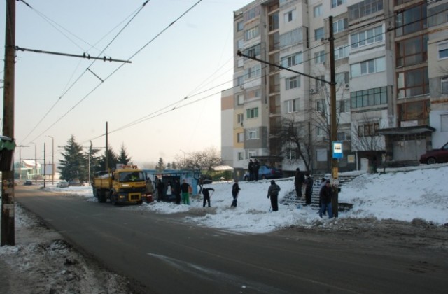 Затворници почистиха бургаските улици от снега