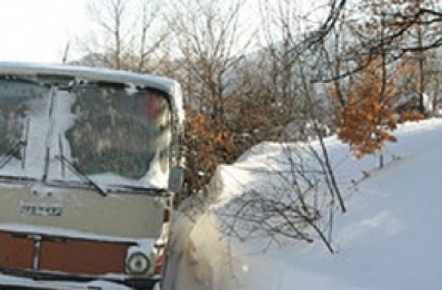 Автобус с 30 пътници се удари в спрял снегорин