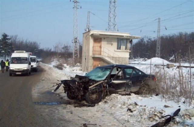 С опасност за живота е мъжът, който пострада при катастрофа
