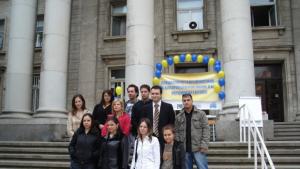 Французи преподават на децата в училището по европейски езици