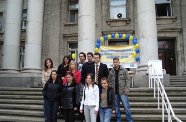 Французи преподават на децата в училището по европейски езици