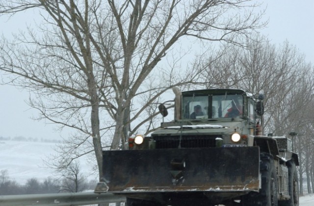 Заледявания има на повечето пътни участъци